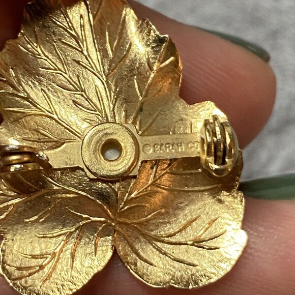 Vintage Sarah Coventry Small Leaf Faux Pearl Pin Brooch Gold Tone Textured - Picture 3 of 7